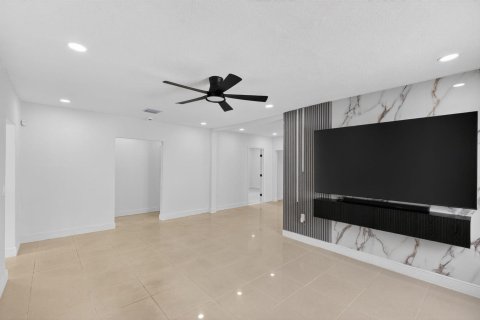 House in Miami, Florida 3 bedrooms, 158.96 sq.m. № 2088330 - photo 15