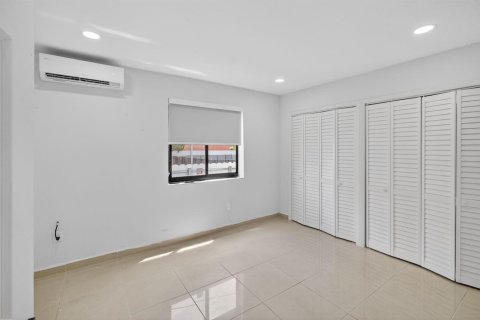 House in Miami, Florida 3 bedrooms, 158.96 sq.m. № 2088330 - photo 24
