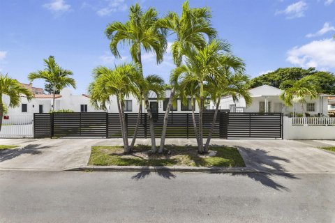 House in Miami, Florida 3 bedrooms, 158.96 sq.m. № 2088330