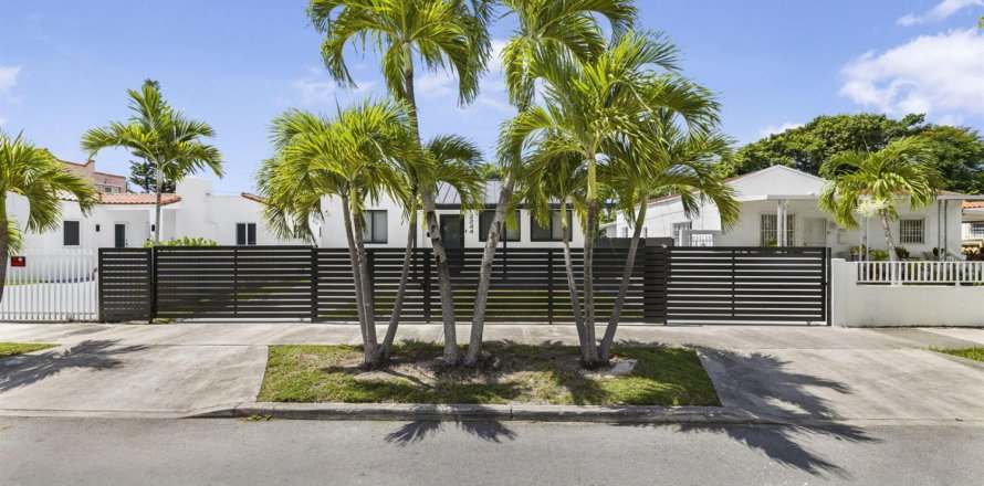 House in Miami, Florida 3 bedrooms, 158.96 sq.m. № 2088330