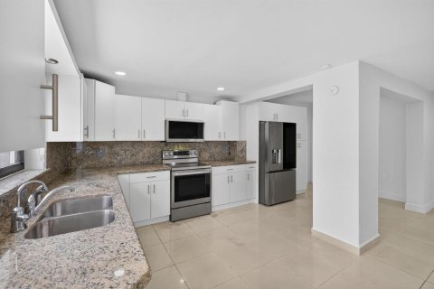 House in Miami, Florida 3 bedrooms, 158.96 sq.m. № 2088330 - photo 22