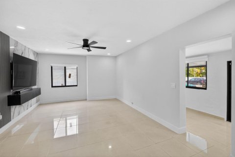 House in Miami, Florida 3 bedrooms, 158.96 sq.m. № 2088330 - photo 13