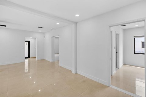 House in Miami, Florida 3 bedrooms, 158.96 sq.m. № 2088330 - photo 18