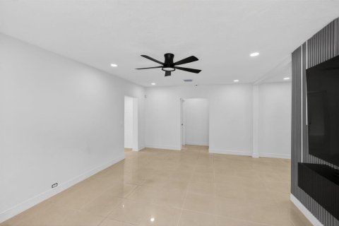 House in Miami, Florida 3 bedrooms, 158.96 sq.m. № 2088330 - photo 16