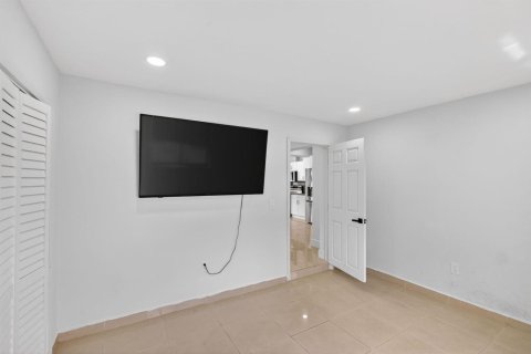 House in Miami, Florida 3 bedrooms, 158.96 sq.m. № 2088330 - photo 30
