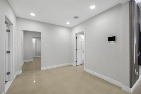 House in Miami, Florida 3 bedrooms, 158.96 sq.m. № 2088330 - photo 19