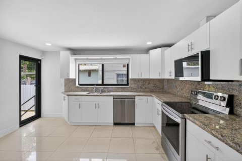 House in Miami, Florida 3 bedrooms, 158.96 sq.m. № 2088330 - photo 21