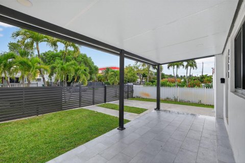House in Miami, Florida 3 bedrooms, 158.96 sq.m. № 2088330 - photo 7