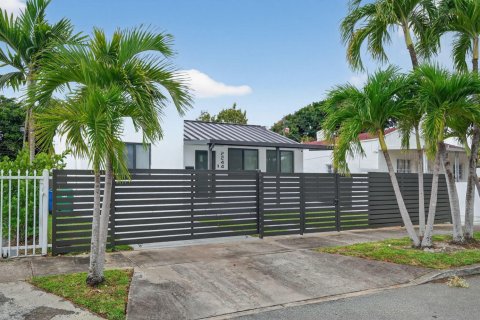 House in Miami, Florida 3 bedrooms, 158.96 sq.m. № 2088330 - photo 2