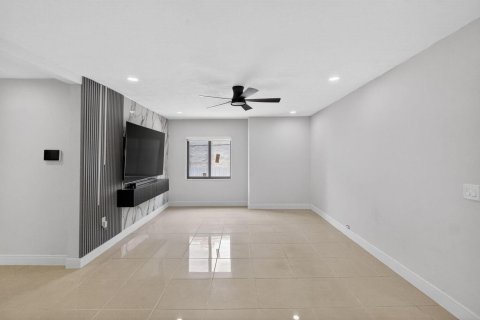 House in Miami, Florida 3 bedrooms, 158.96 sq.m. № 2088330 - photo 14