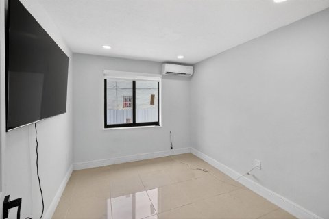 House in Miami, Florida 3 bedrooms, 158.96 sq.m. № 2088330 - photo 20