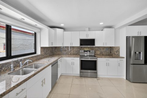 House in Miami, Florida 3 bedrooms, 158.96 sq.m. № 2088330 - photo 23