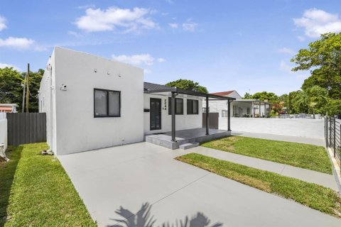 House in Miami, Florida 3 bedrooms, 158.96 sq.m. № 2088330 - photo 4