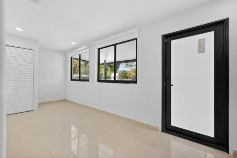 House in Miami, Florida 3 bedrooms, 158.96 sq.m. № 2088330 - photo 11