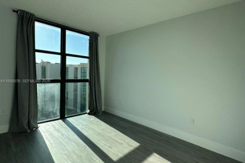 Condo in Miami, Florida, 2 bedrooms  № 2006818 - photo 9