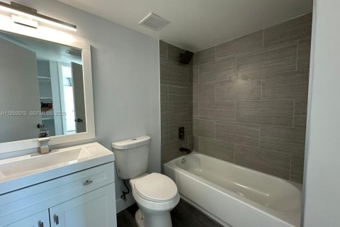 Condo in Miami, Florida, 2 bedrooms  № 2006818 - photo 10