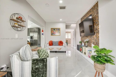 House in Fort Lauderdale, Florida 2 bedrooms, 64.57 sq.m. № 2253657 - photo 5