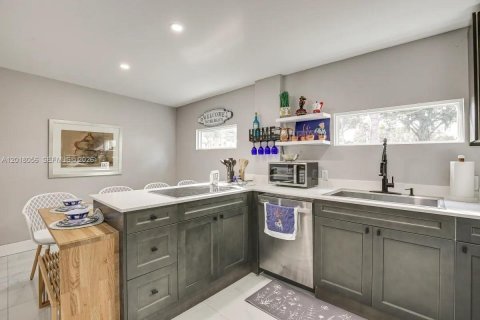 House in Fort Lauderdale, Florida 2 bedrooms, 64.57 sq.m. № 2253657 - photo 9
