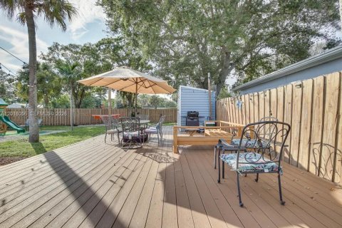House in Fort Lauderdale, Florida 2 bedrooms, 64.57 sq.m. № 2253657 - photo 17