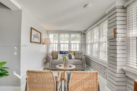 House in Fort Lauderdale, Florida 2 bedrooms, 64.57 sq.m. № 2253657 - photo 2