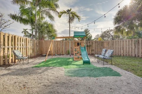 House in Fort Lauderdale, Florida 2 bedrooms, 64.57 sq.m. № 2253657 - photo 21