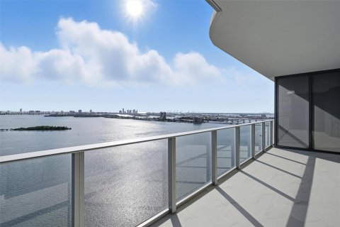 Снять в аренду кондоминиум в Майами, Флорида 2 спальни, 141.49м2, № 1957128 - фото 2