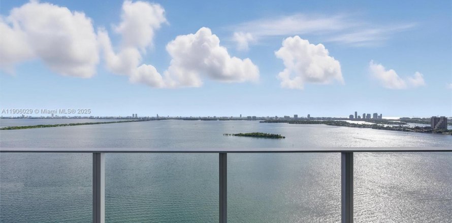 Кондоминиум с 2 спальнями в Майами, Флорида № 1957128