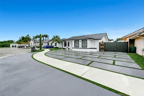 Villa ou maison à vendre à Miami, Floride: 4 chambres, 158.68 m2 № 2008852 - photo 2