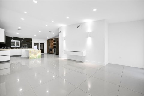 Villa ou maison à vendre à Miami, Floride: 4 chambres, 158.68 m2 № 2008852 - photo 8