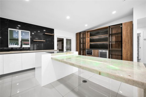 Villa ou maison à vendre à Miami, Floride: 4 chambres, 158.68 m2 № 2008852 - photo 11