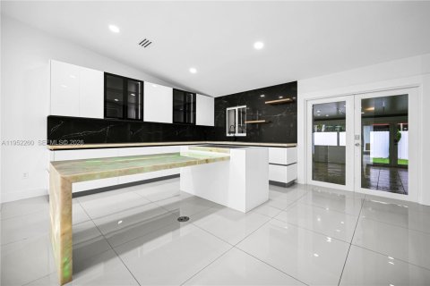 Villa ou maison à vendre à Miami, Floride: 4 chambres, 158.68 m2 № 2008852 - photo 17