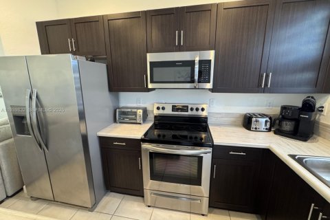 Touwnhouse à vendre à Miami, Floride: 3 chambres, 116.69 m2 № 2059789 - photo 2