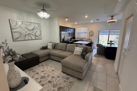 Touwnhouse à vendre à Miami, Floride: 3 chambres, 116.69 m2 № 2059789 - photo 9