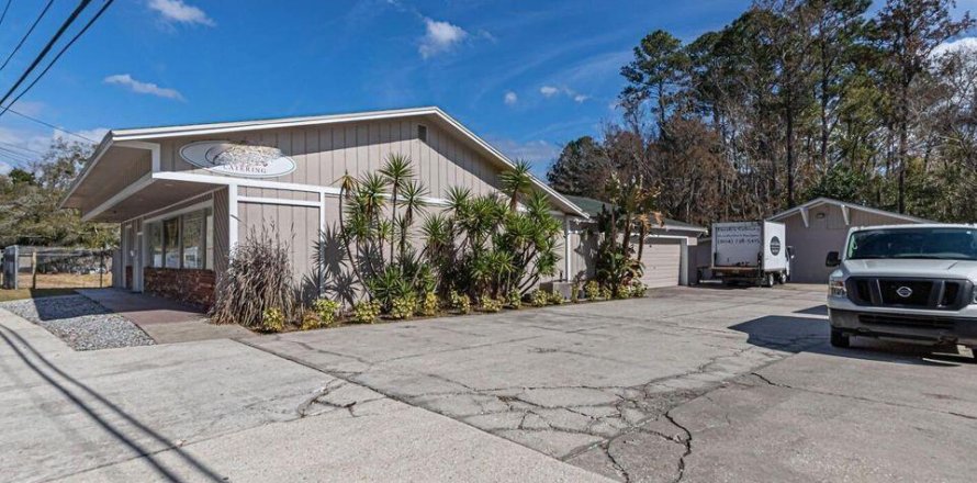 Commercial property in Jacksonville, Florida № 766328