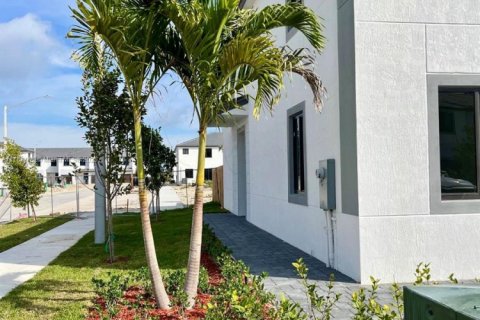 Touwnhouse à louer à Homestead, Floride: 4 chambres, 163.51 m2 № 1985633 - photo 3