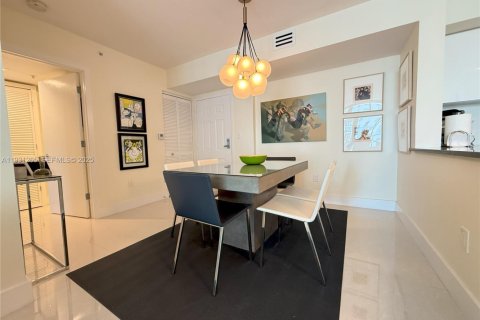 Condo in Miami, Florida, 2 bedrooms  № 1989830 - photo 13