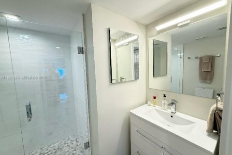 Condo in Miami, Florida, 2 bedrooms  № 1989830 - photo 24