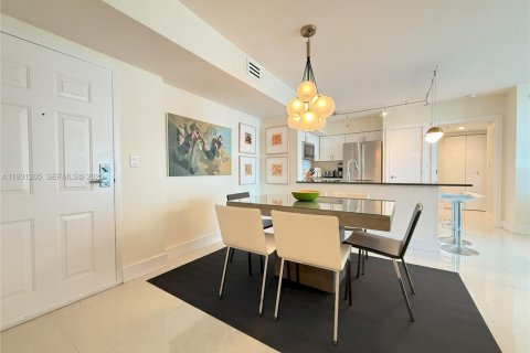 Condo in Miami, Florida, 2 bedrooms  № 1989830 - photo 9