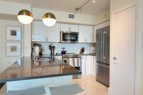 Condo in Miami, Florida, 2 bedrooms  № 1989830 - photo 11