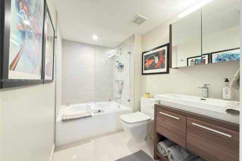 Condo in Miami, Florida, 2 bedrooms  № 1989830 - photo 25