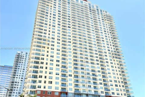 Condo in Miami, Florida, 2 bedrooms  № 1989830 - photo 3