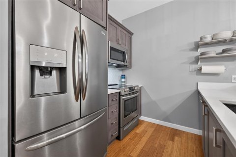 Condo in Saint Petersburg, Florida, 1 bedroom № 2196615 - photo 10