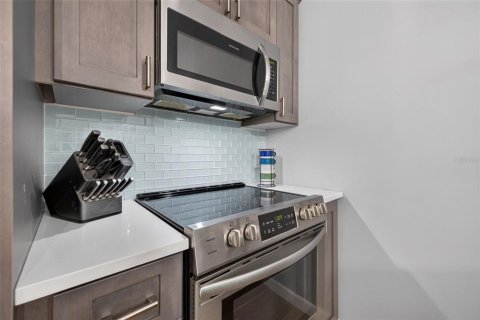 Condo in Saint Petersburg, Florida, 1 bedroom № 2196615 - photo 12
