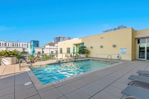 Condo in Saint Petersburg, Florida, 1 bedroom № 2196615 - photo 28