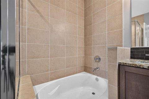 Condo in Saint Petersburg, Florida, 1 bedroom № 2196615 - photo 18