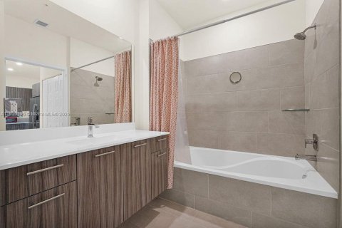 Condominio en alquiler en Doral, Florida, 1 dormitorio, 68.56 m2 № 1827612 - foto 6