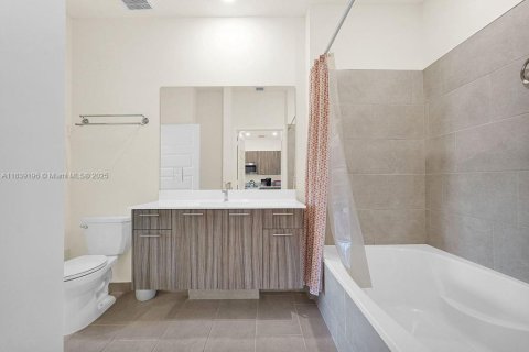 Condominio en alquiler en Doral, Florida, 1 dormitorio, 68.56 m2 № 1827612 - foto 7