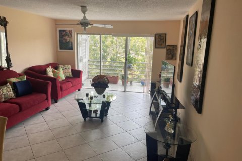 Condo in Palm Springs, Florida, 1 bedroom  № 1037953 - photo 1