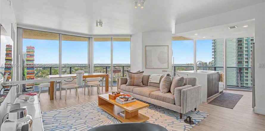 Condominio en Miami, Florida, 2 dormitorios  № 2146061