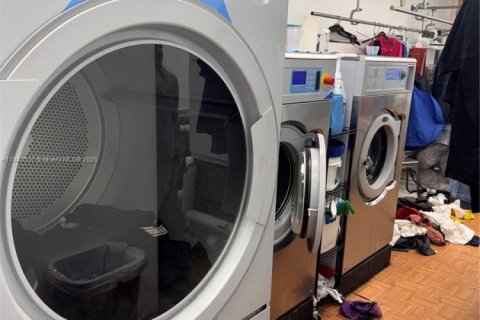 Commercial property in Hialeah, Florida № 1958610 - photo 4